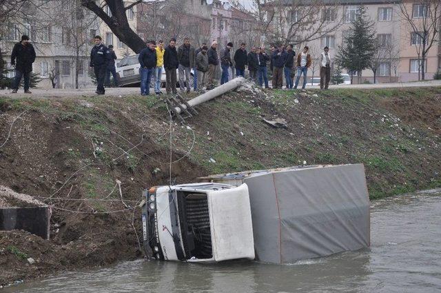 Kamyonet Dereye Uçtu, Sürücüyü Vatandaşlar Kurtardı