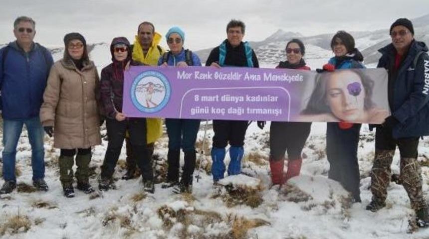 Kadınlar Erciyes Dağında 'mor Renk, Menekşede G&uuml;zel' Pankartı A&ccedil;tı