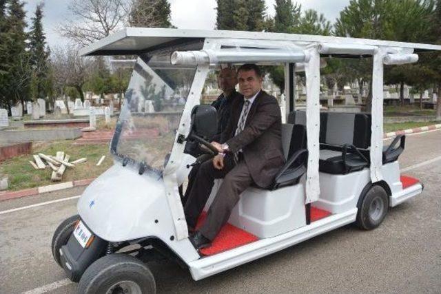 Mezarlıkta Yaşlı Ve Engelliler Için Golf Aracı