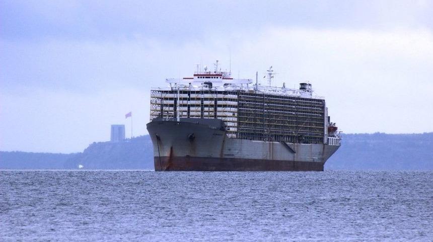 &Ccedil;anakkale Boğazı&rsquo;nda Arızalanan Gemi G&uuml;venli B&ouml;lgeye &Ccedil;ekildi