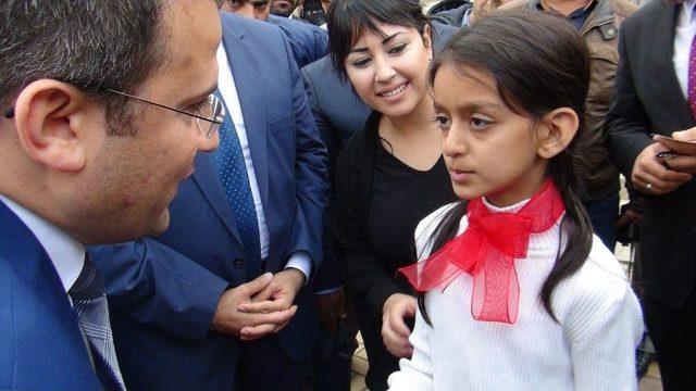 (özel Haber) İstiklal Marşı’nı Okurken Herkesi Duygulandıran Öğrenciye Viranşehir Kaymakamından Makam Aracı Jesti