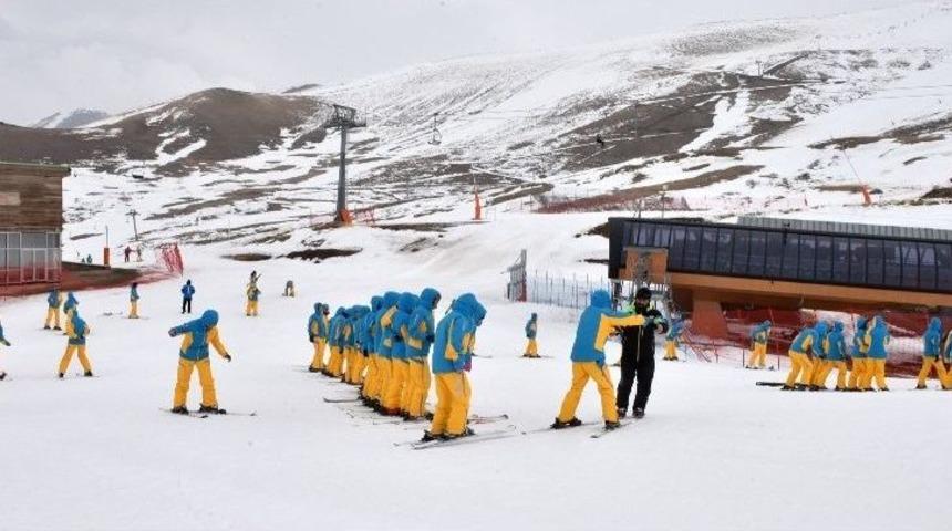 B&uuml;y&uuml;kşehir&rsquo;den &Uuml;niversite &Ouml;ğrencilerine Kayak Kursu