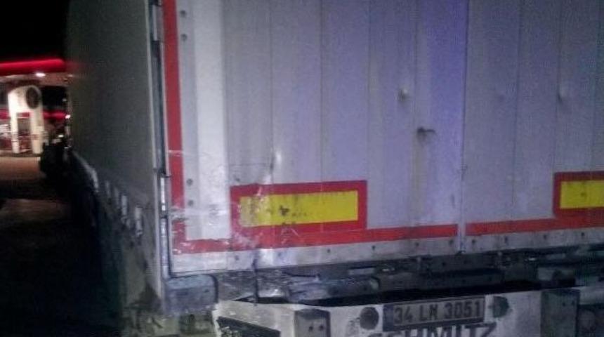 Hafif Ticari Ara&ccedil; Tır'a Arkadan &Ccedil;arptı: 1 &Ouml;l&uuml;, 5 Yaralı