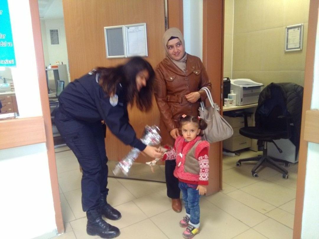 İl&ccedil;e Emniyet M&uuml;d&uuml;rl&uuml;ğ&uuml;nden Hastane &Ccedil;alışanlarına G&uuml;l