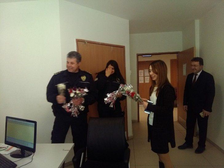 İlçe Emniyet Müdürlüğünden Hastane Çalışanlarına Gül G2