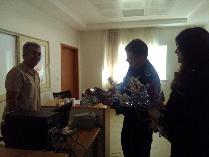 İlçe Emniyet Müdürlüğünden Hastane Çalışanlarına Gül G5