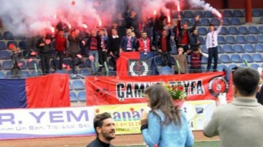 Futbolcudan Sahada S&uuml;rpriz Evlenme Teklifi