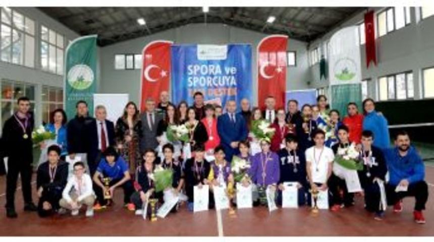 Teniste Kupa Ve Madalyalar Sahiplerini Buldu