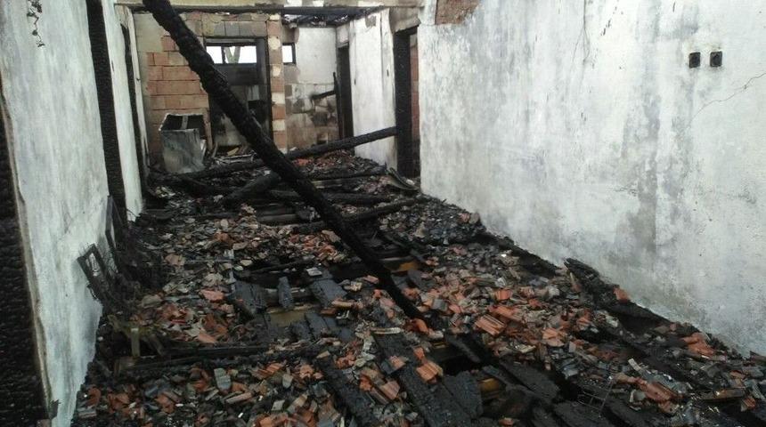 Alaplı&rsquo;da &Ccedil;ıkan Yangında Bir Ev Tamamen Yandı