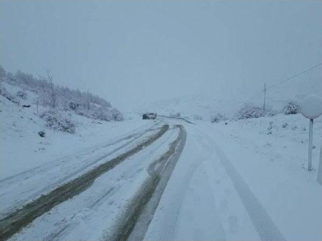 Kırşehir’De Kar Ulaşımı Aksattı, Ilçeye Giden Görevliler Yolda Kaldı