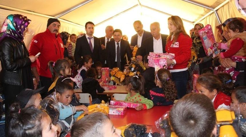 T&uuml;rk Kızılayı Minik Depremzedelere Oyuncak Dağıttı