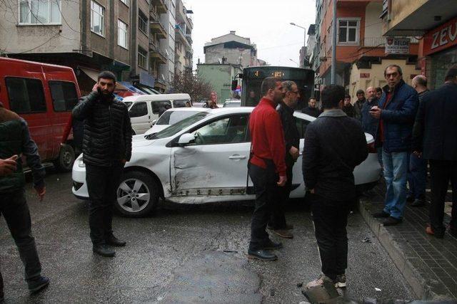 Trabzon’da Trafik Kazası Yapan Araçlar Kaldırımda Yürüyen Yayaya Çarptı