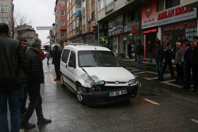 Trabzon’da Trafik Kazası Yapan Araçlar Kaldırımda Yürüyen Yayaya Çarptı