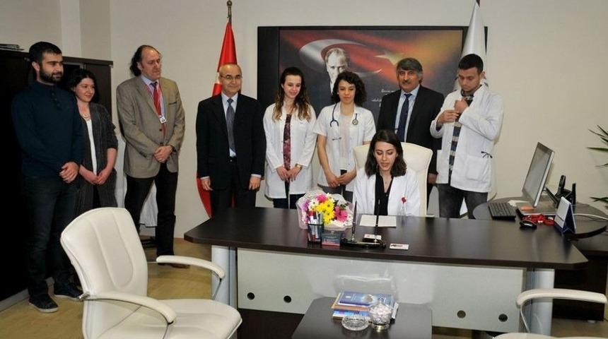 Tıp Bayramı&rsquo;nda İnt&ouml;rn Doktor Dekan Koltuğuna Oturdu