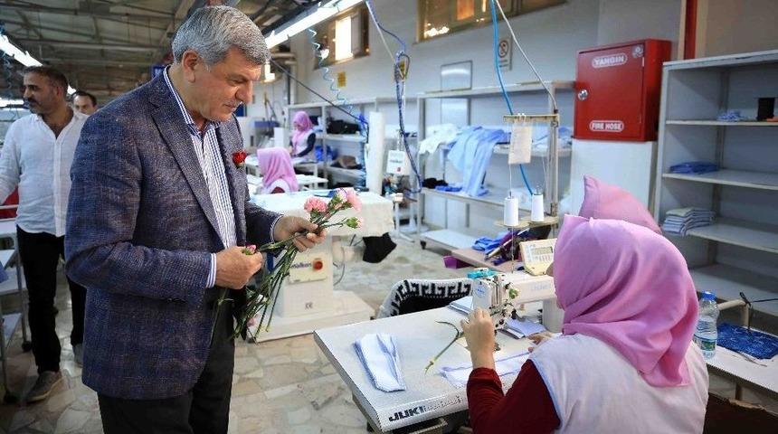 Başkan Karaosmanoğlu Kadın &Ccedil;alışanlarla Bir Araya Geldi