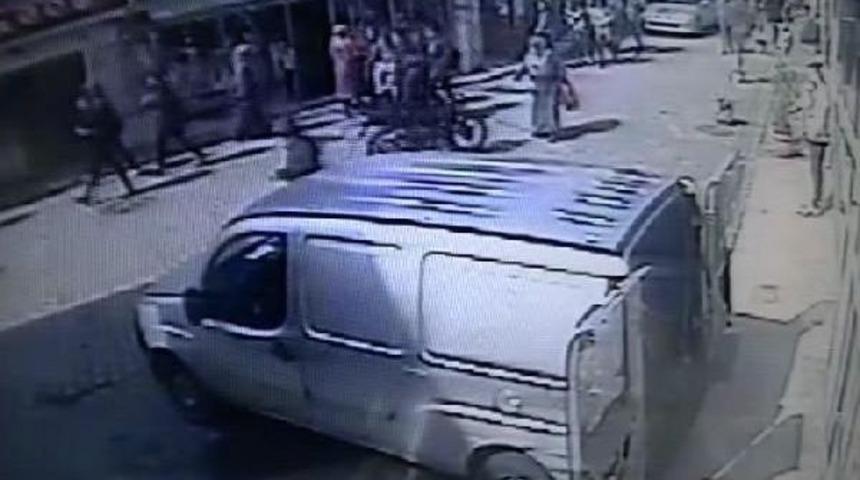 Saksılı Kaldırım Işgali, Kız Lisesi &Ouml;n&uuml;nde Akrobatik Motosikletliler Mukaddes Hanımı Bu Hale Getirdi