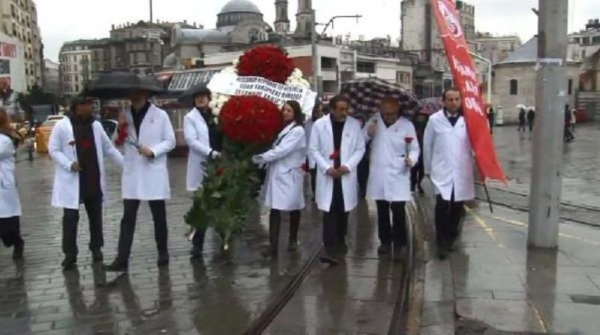 Sağlık &Ccedil;alışanları 14 Mart Tıp Bayramı'nda Taleplerini A&ccedil;ıkladılar