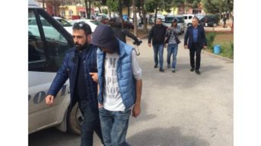 Tabanca G&ouml;r&uuml;n&uuml;ml&uuml; &Ccedil;akmakla Taksiciyi Gasp Eden 2 Kişi Adliyeye Sevk Edildi