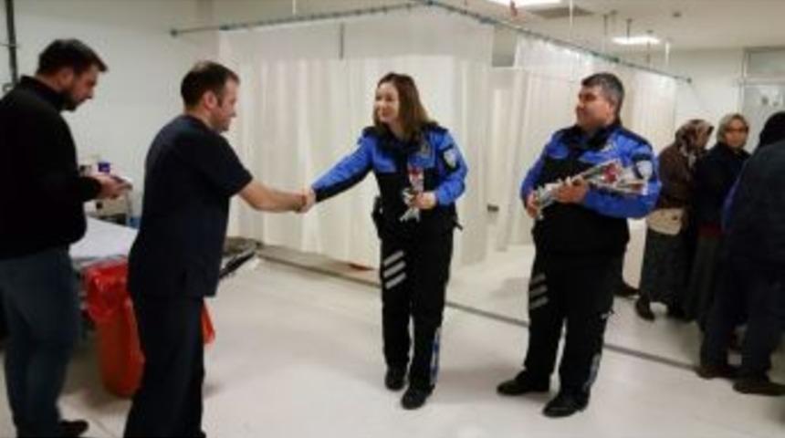 Polislerden Sağlık &Ccedil;alışanlarına &Ccedil;i&ccedil;ek