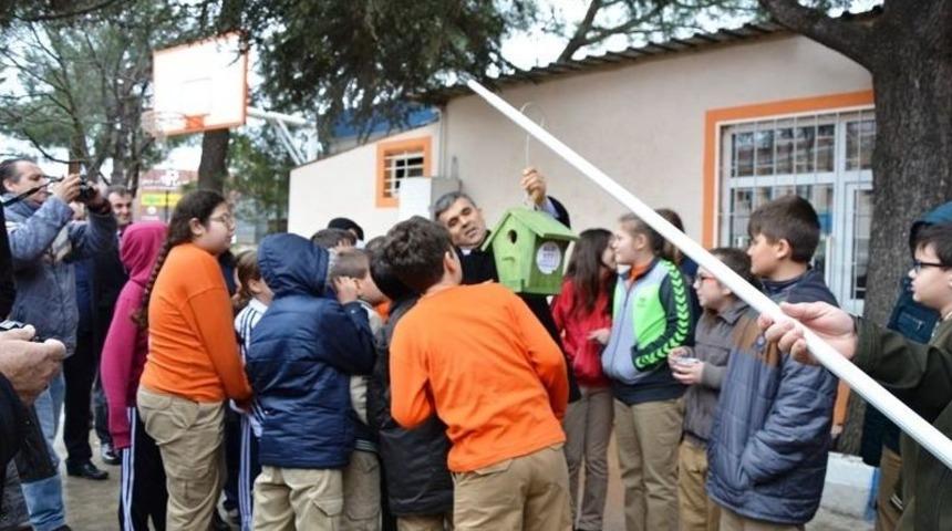 Okul Bah&ccedil;elerine Kuş Yuvaları Yapıldı