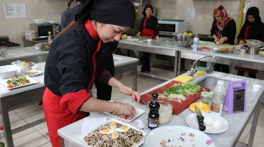 &Ouml;ğrenciler Usta Aş&ccedil;ılara Taş &Ccedil;ıkardı