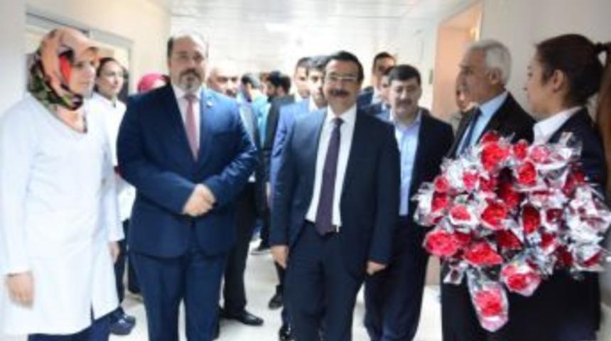 Başkan Atilla Sağlıkçılara Karanfil Dağıttı