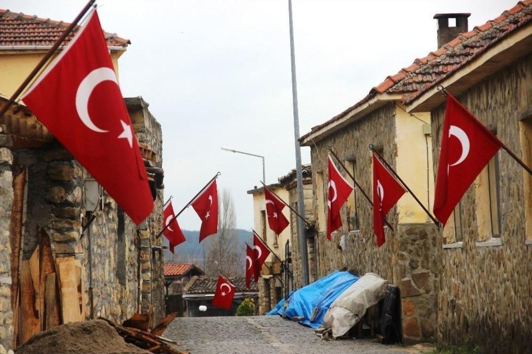 Bu K&ouml;yde Her Evde Bayrak Asılı