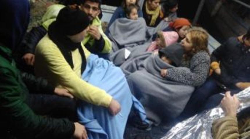 Motoru Arızalanan Bottaki 18 M&uuml;lteciyi Sahil G&uuml;venlik Kurtardı