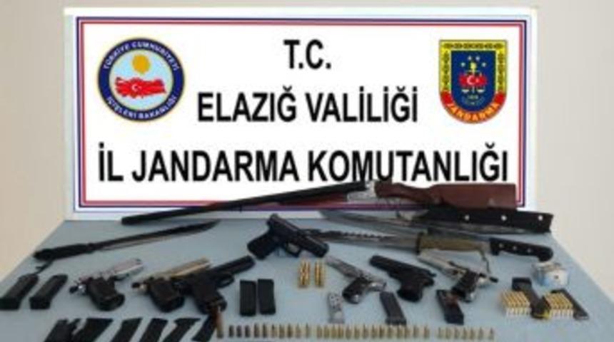 Silah Ve M&uuml;himmat Ka&ccedil;ak&ccedil;ılarına Baskın: 3 G&ouml;zaltı