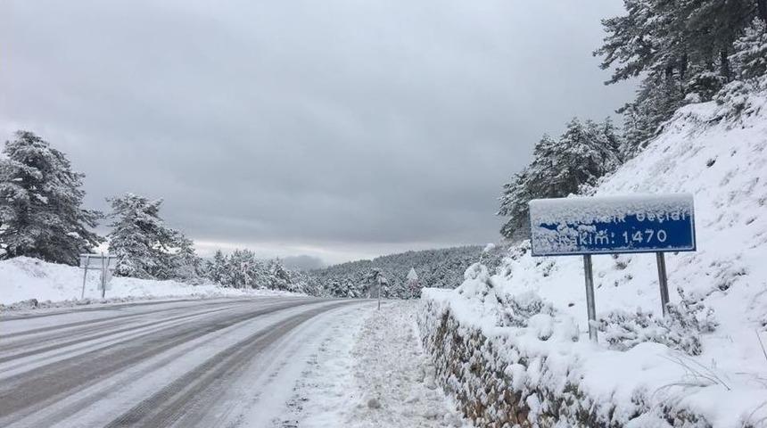 Demirci&rsquo;de Y&uuml;ksek Kesimlerde Kar Yağışı