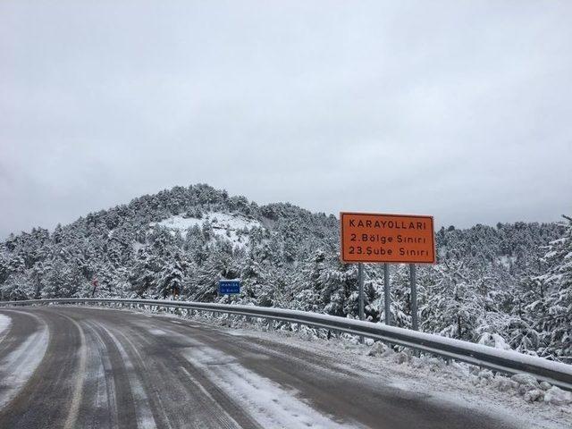 Demirci’de Yüksek Kesimlerde Kar Yağışı