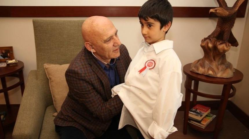 Minik &Ouml;ğrencilerden Başkan Altınok &Ouml;z&rsquo;e Tıp Bayramı Ziyareti