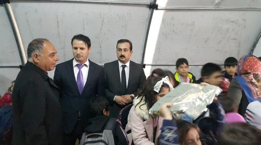 &Ouml;ğrenciler Kendi Yaptıkları &Uuml;r&uuml;nleri Satarak Depremzedelere Kırtasiye Aldı