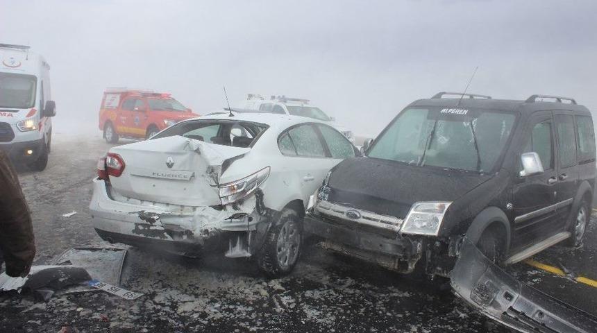 Kayseri&rsquo;de Zincirleme Trafik Kazası: 15 Yaralı