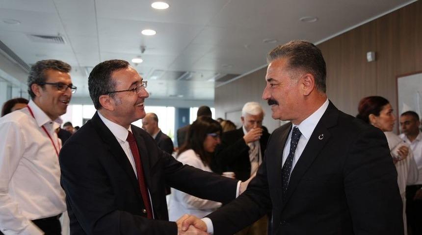 Başkan Tuna, Sağlık &Ccedil;alışanlarını Tıp Bayramı&rsquo;nda Yalnız Bırakmadı