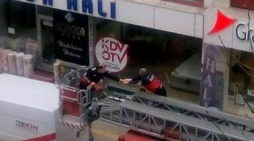 İtfaiye Ekipleri G&uuml;vercini Kurtarmak İ&ccedil;in Seferber Oldu