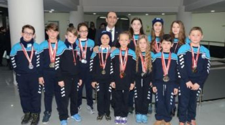 Yıldırımlı Y&uuml;z&uuml;c&uuml;ler, Finale Kula&ccedil; Attı