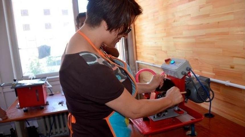 Kadınlar S&uuml;s Taşlarını İşleyerek Ekonomiye Kazandırıyor