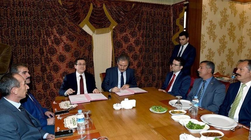 Belediye Başkanı &Ccedil;akır İle Rekt&ouml;r Kızılay &lsquo;muhtarlık Akademisi&rsquo; Protokol&uuml;n&uuml; İmzaladı