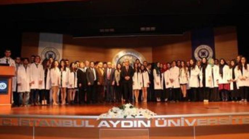 Beyaz &Ouml;nl&uuml;klerini Tıp Bayramı&rsquo;nda Giydiler