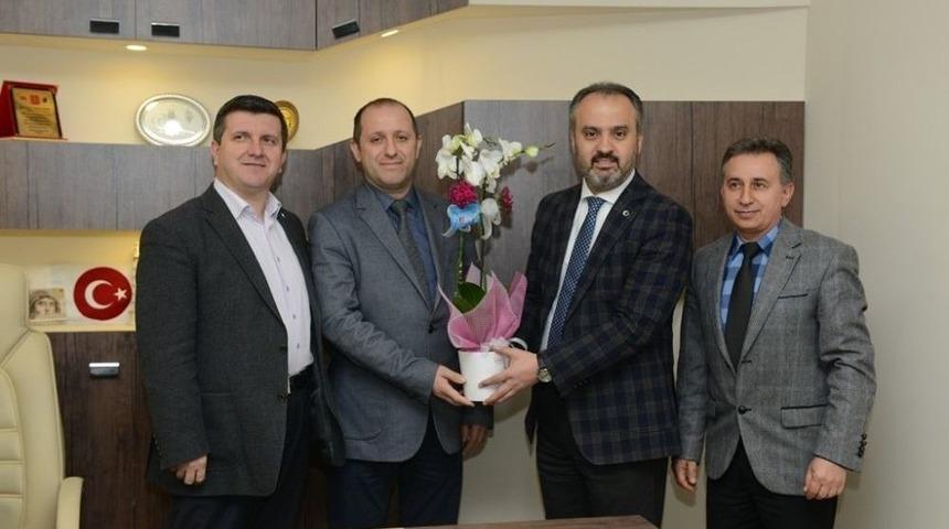 Alinur Aktaş&rsquo;tan Doktorlarla Birlikte Pasta Kesti