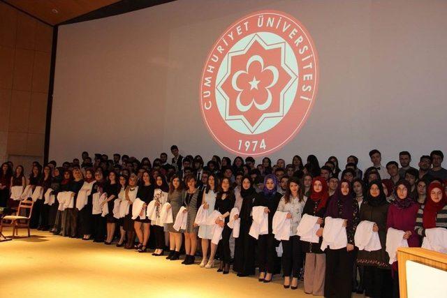 Cü Tıp Fakültesi Öğrencileri Beyaz Önlük Giydi