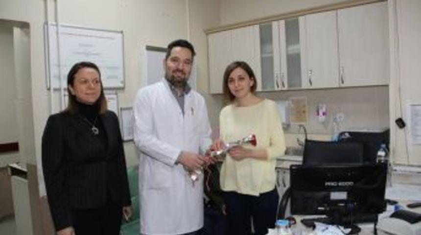 Başhekim &Ouml;zcan Karanfil Dağıttı