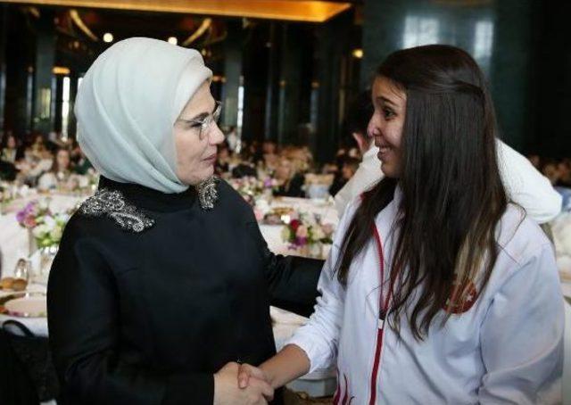 Emine Erdoğan, Türkiye’Nin Tanınmış Işkadınları, Kadın Sanatçı Ve Sporcularını Kabul Etti (2) - Yeniden