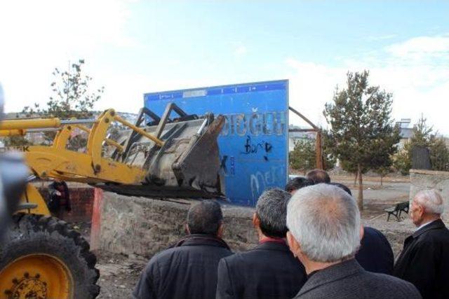 Esenyurt Belediye Başkanı Kadıoğlu’Nun, Hanak'taki Tabelası Yıkıldı