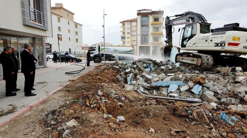 Yeşilyurt Belediyesi, &Uuml;&ccedil; Yılda 136 Metruk Bina Yıkımını Ger&ccedil;ekleştirdi