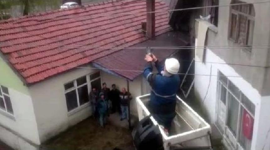 Elektrik Telinde Mahsur Kalan G&uuml;vercin Kurtarıldı