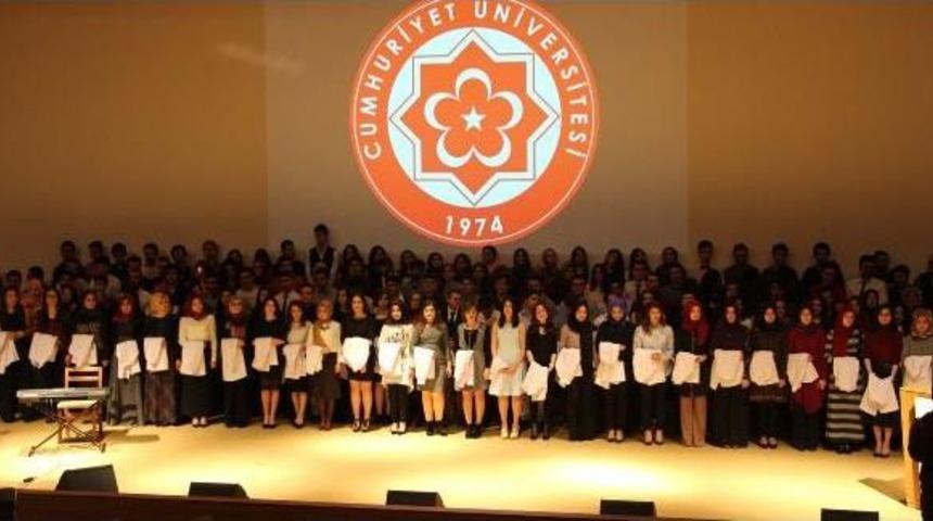 Tıp Fak&uuml;ltesi &Ouml;ğrencileri Beyaz &Ouml;nl&uuml;k Giydi