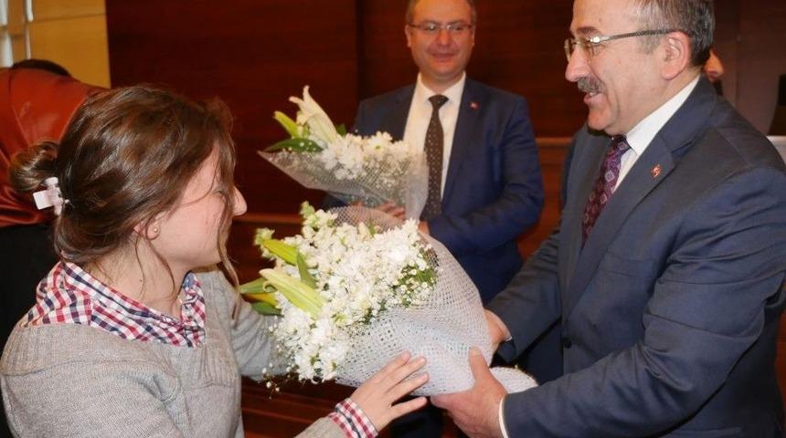 Belediye Meclisini Takip Eden Gazeteciler Başkan G&uuml;mr&uuml;k&ccedil;&uuml;oğlu&rsquo;nun Tıp Bayramı&rsquo;nı Kutladı