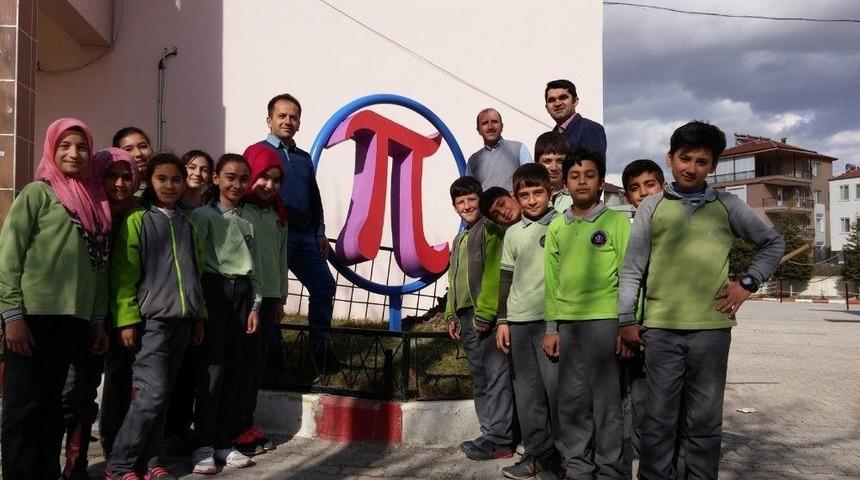 -d&uuml;nya Pi G&uuml;n&uuml;nde Ortaokula &rsquo;şampiyon Pi&rsquo; Heykeli